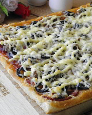 Пицца из слоеного теста в духовке