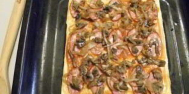 пицца из слоеного теста в духовке