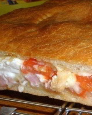 Пицца Кальцоне с сыром и мясным фаршем