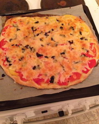 Пицца Маргарита с тертым сыром моцарелла на готовом тесте