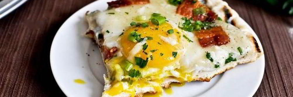 Пицца на гриле на завтрак