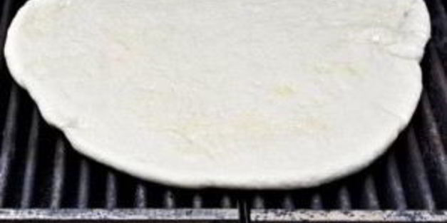 пицца на гриле на завтрак