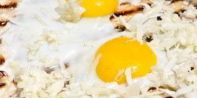 пицца на гриле на завтрак