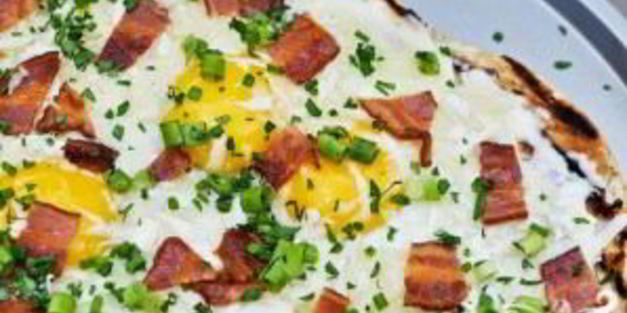 пицца на гриле на завтрак