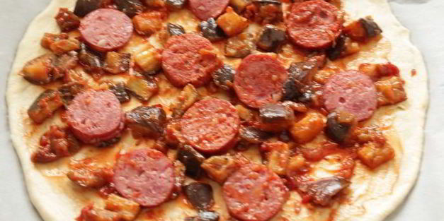 пицца с баклажанами и сыром джюгас