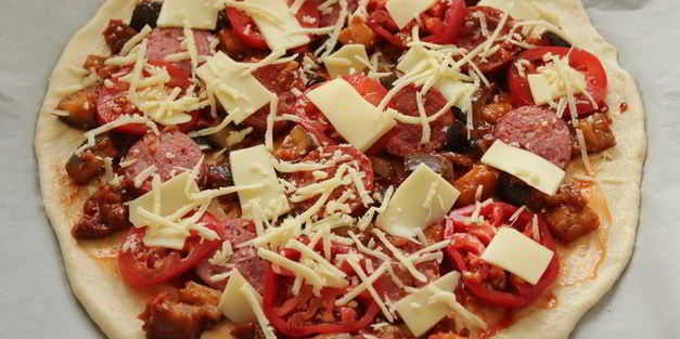 пицца с баклажанами и сыром джюгас