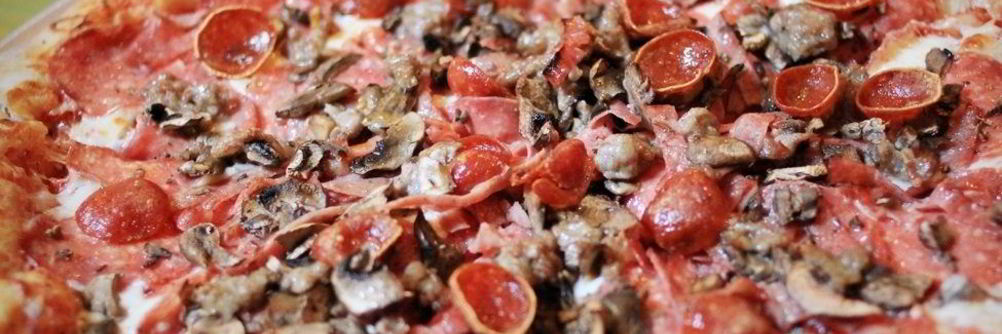 Пицца с грибами и колбасой