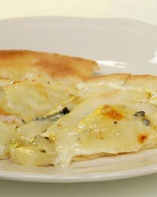 Пицца с грушей и сыром Горгонзола