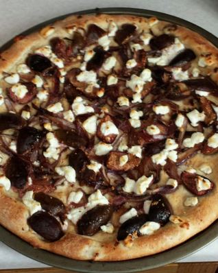 Пицца с инжиром, карамелизованным луком и козьим сыром