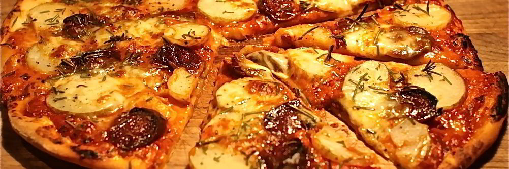 Пицца с картошкой и колбасой