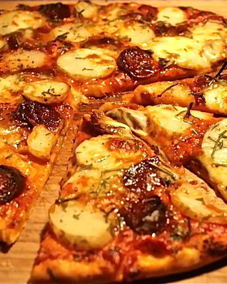 Пицца с картошкой и колбасой