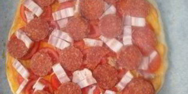 пицца с колбасой и пицца с морепродуктами