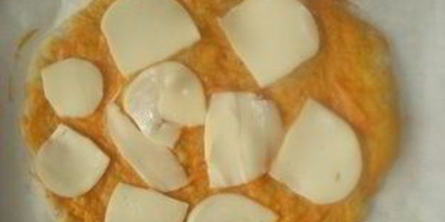 пицца с колбасой и пицца с морепродуктами