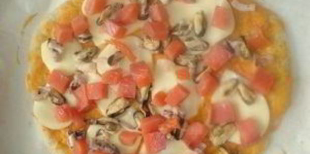 пицца с колбасой и пицца с морепродуктами