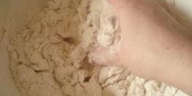 пицца с колбасой и пицца с морепродуктами