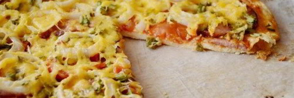 Пицца с колбасой на тонком тесте