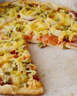 Пицца с колбасой на тонком тесте