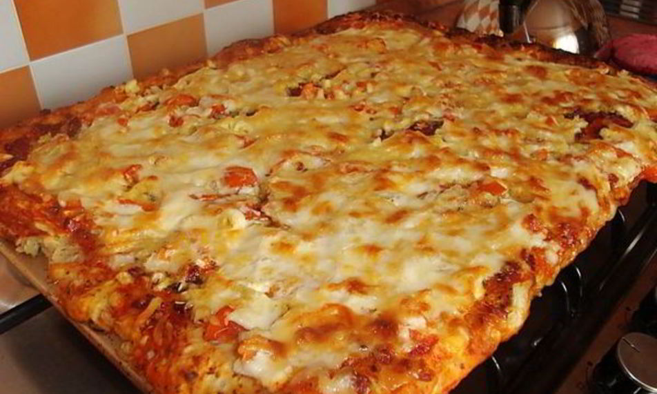 Рецепт пицца с колбасой, сыром и грибами в духовке