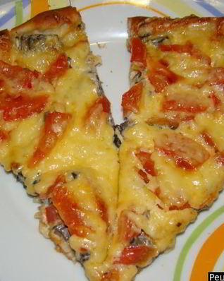 Пицца с колбасой сыром помидорами в духовке