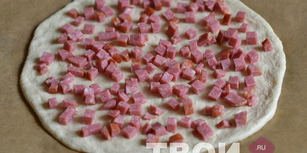 пицца с колбасой