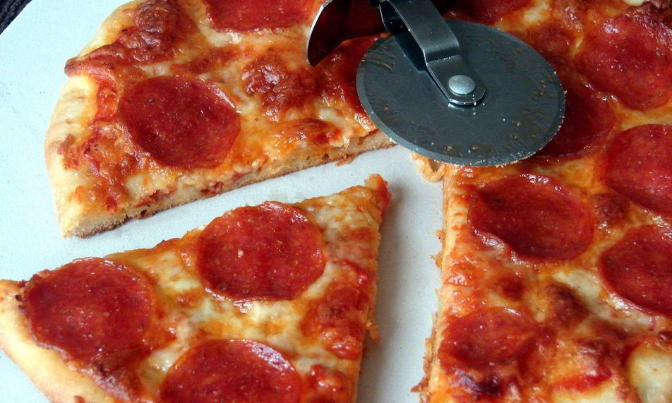 Рецепт пицца с копченой колбаской