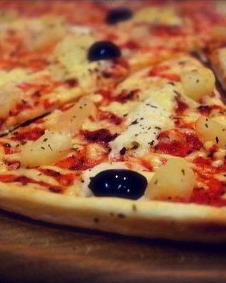 Пицца с копченой курицей и ананасами