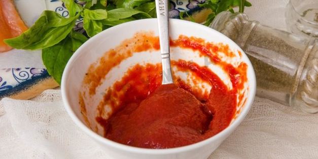 пицца с красной рыбой семгой на дрожжевом тесте