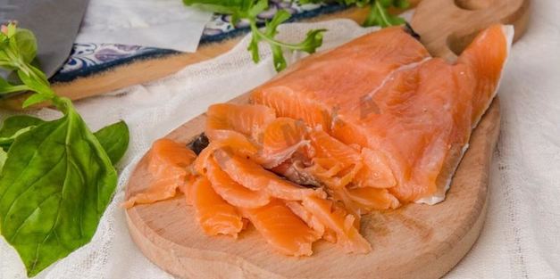 пицца с красной рыбой семгой на дрожжевом тесте