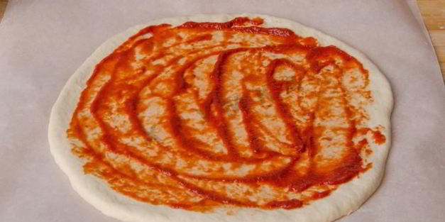 пицца с красной рыбой семгой на дрожжевом тесте