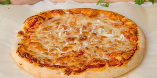 пицца с красной рыбой семгой на дрожжевом тесте