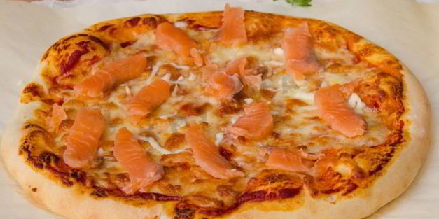 пицца с красной рыбой семгой на дрожжевом тесте