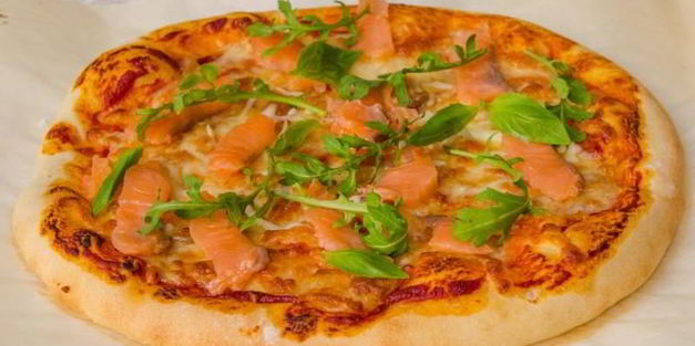 пицца с красной рыбой семгой на дрожжевом тесте