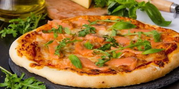 пицца с красной рыбой семгой на дрожжевом тесте