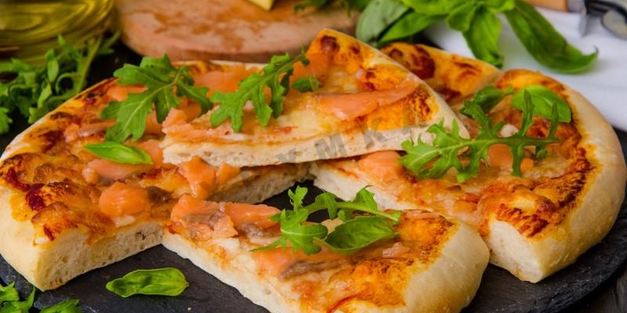 пицца с красной рыбой семгой на дрожжевом тесте