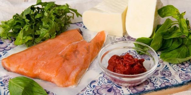 пицца с красной рыбой семгой на дрожжевом тесте