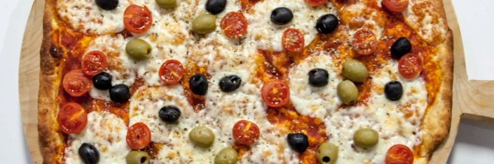 Пицца с оливками и помидорами