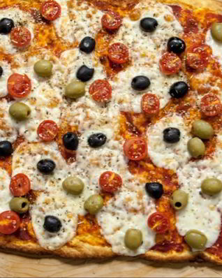 Пицца с оливками и помидорами