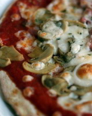 Пицца с печенью трески, грибами и лесными орехами