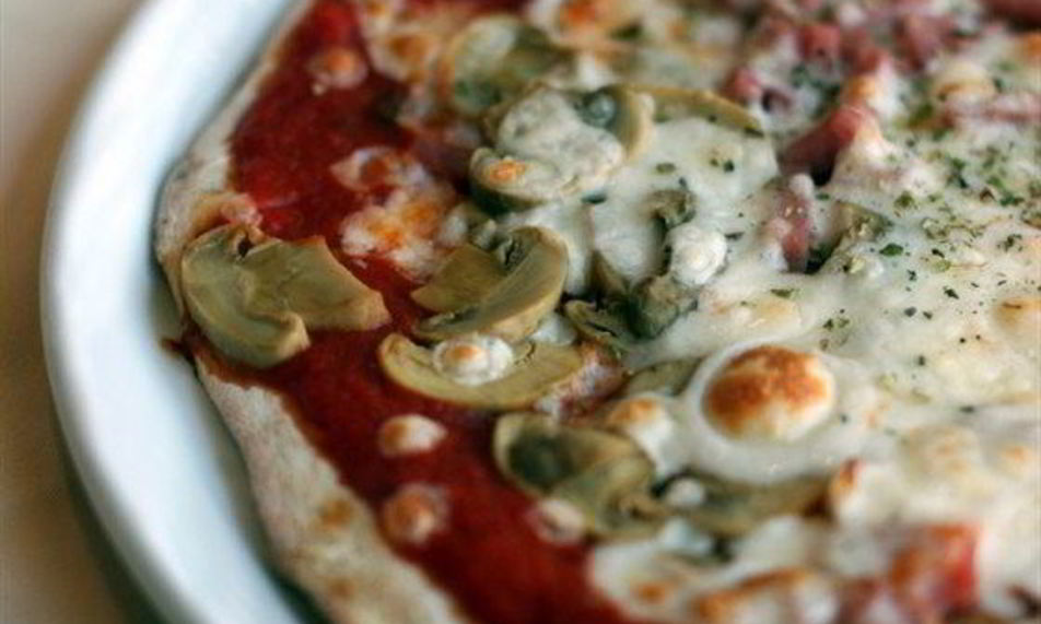 Рецепт пицца с печенью трески, грибами и лесными орехами