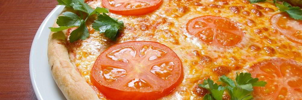 Пицца с помидорами и сыром