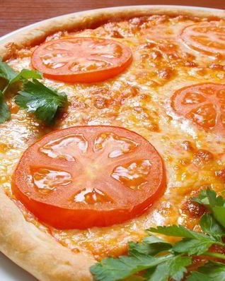 Пицца с помидорами и сыром