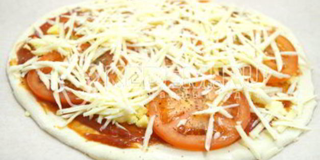 пицца с помидорами