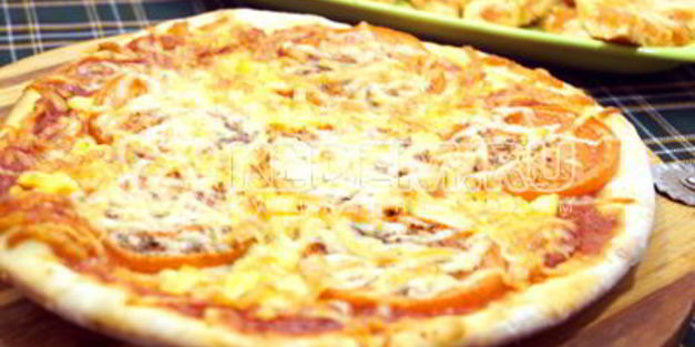 пицца с помидорами