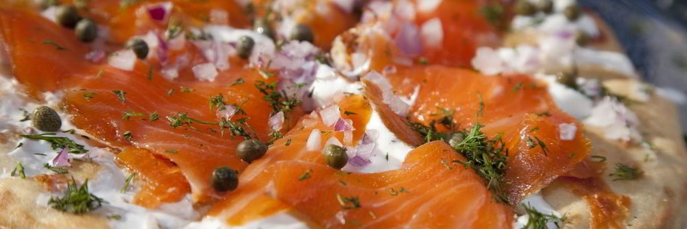 Пицца с семгой и сыром