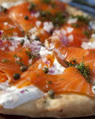 Пицца с семгой и сыром