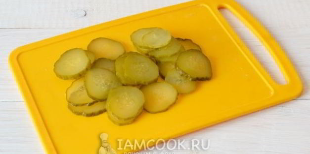 пицца с солеными огурцами