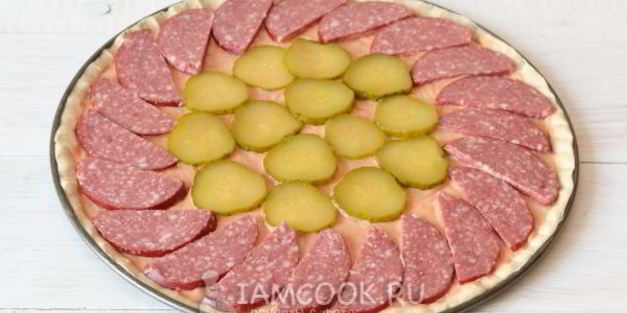 пицца с солеными огурцами