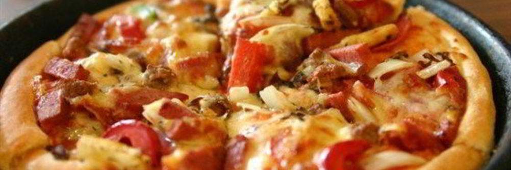 Пицца с сосисками и помидорами