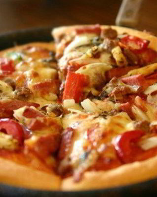 Пицца с сосисками и помидорами