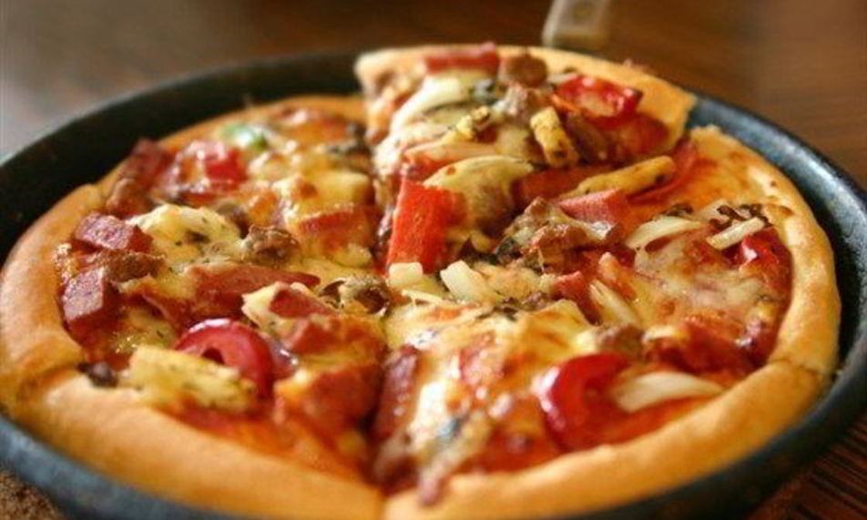 Рецепт пицца с сосисками и помидорами